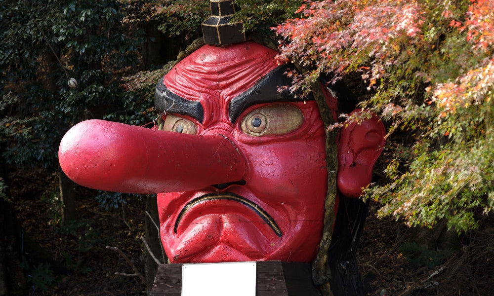 Tengu-Yōkai — langnasige rote japanische Dämonenstatue, eines der berühmtesten japanischen Fabelwesen und Folklore-Dämonen