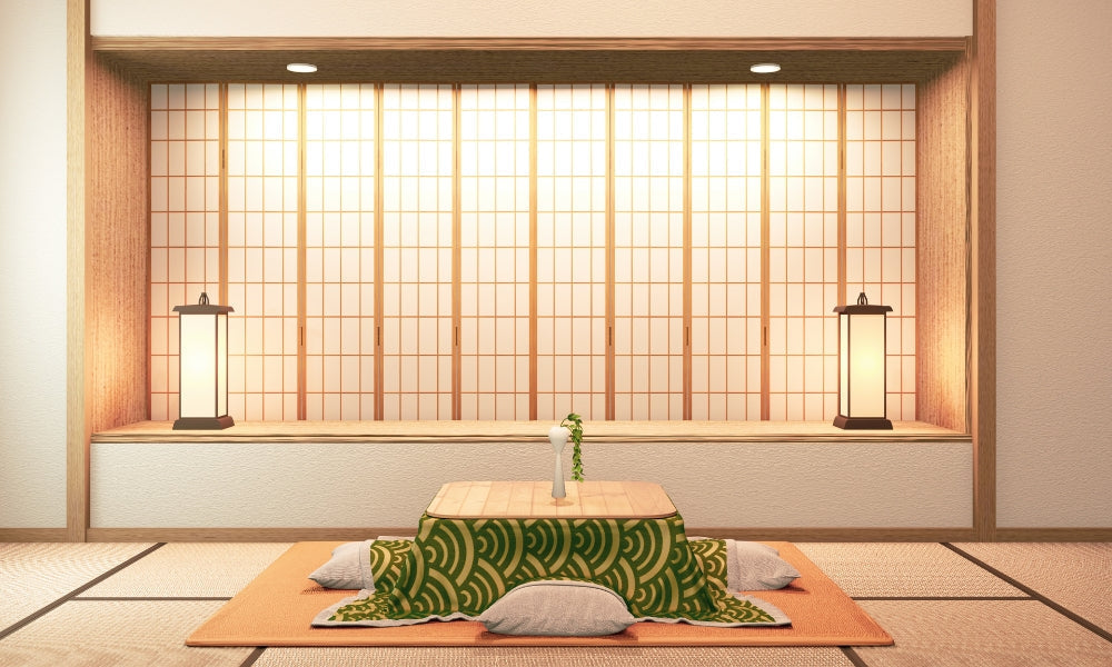 Traditioneller japanischer Kotatsu — beheizter Tisch mit grüner Seigaiha-Decke in einem Tatami-Zimmer