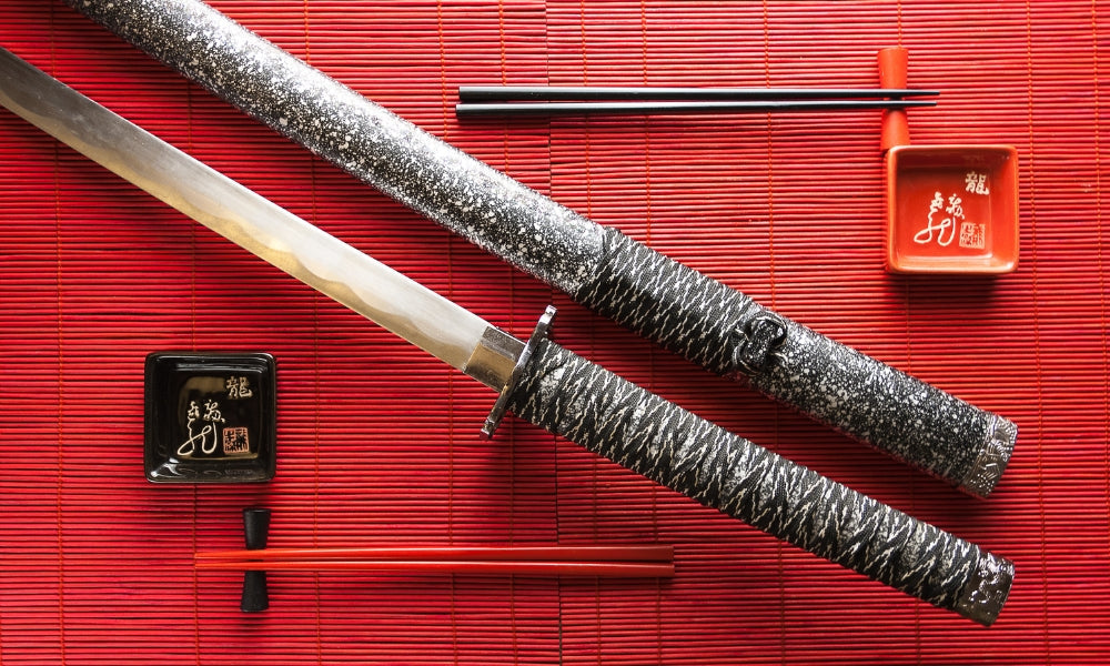 Traditionelles japanisches Katana-Schwert auf roter Bambusmatte — 1.000 Jahre Schwertschmiedegeschichte