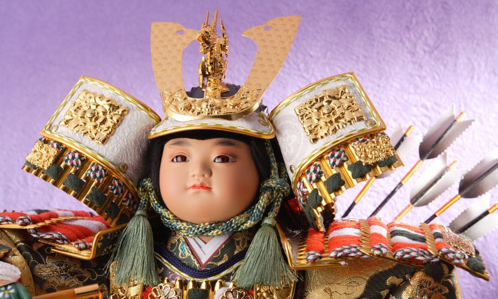Vollständige japanische Samurai-Rüstung mit goldenem Kabuto-Helm, roter Schnürung und vollem Yoroi-Körperpanzer