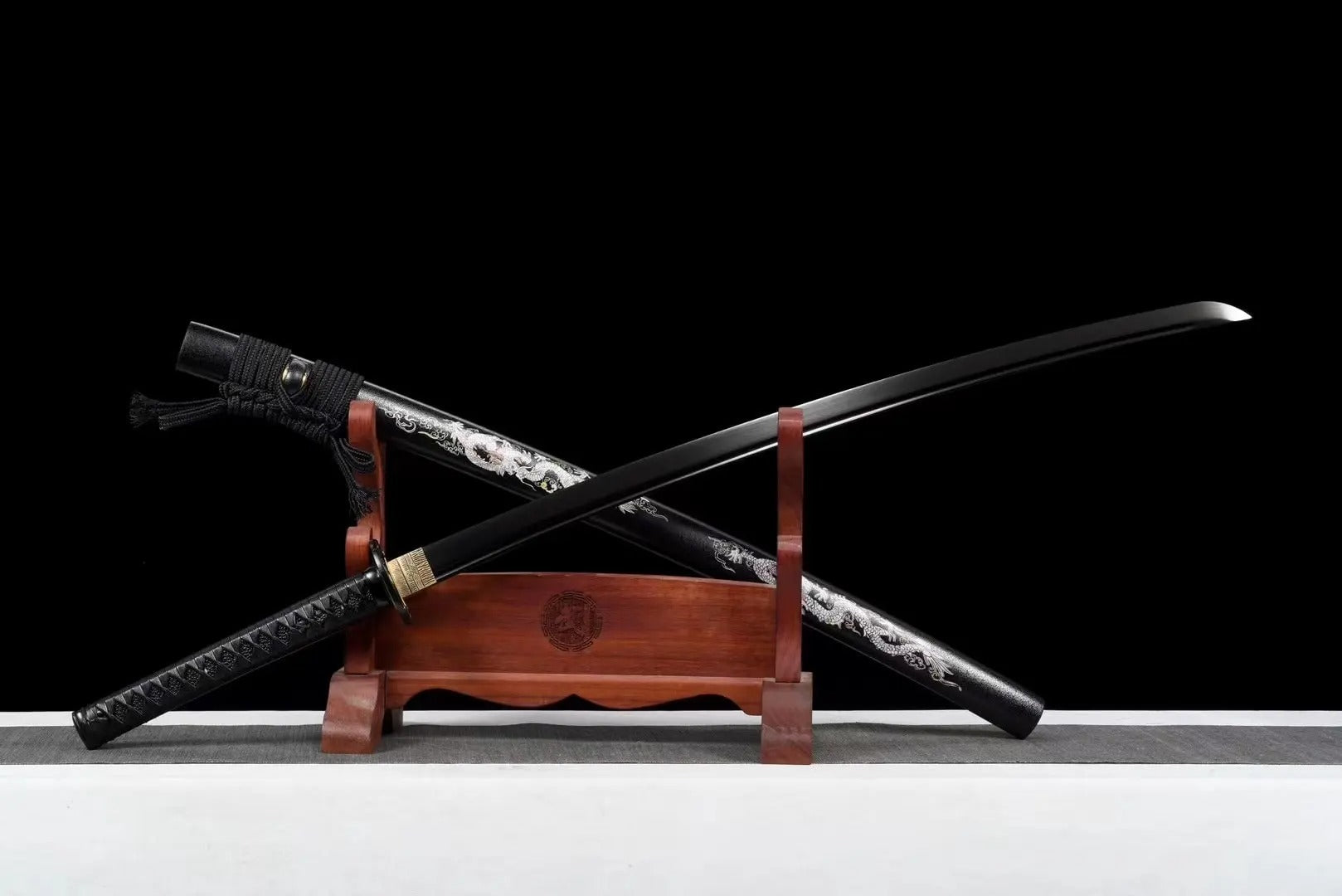 Voll Schwarz Katana – Sammlerstück: detailreicher Katana im japanischen Stil