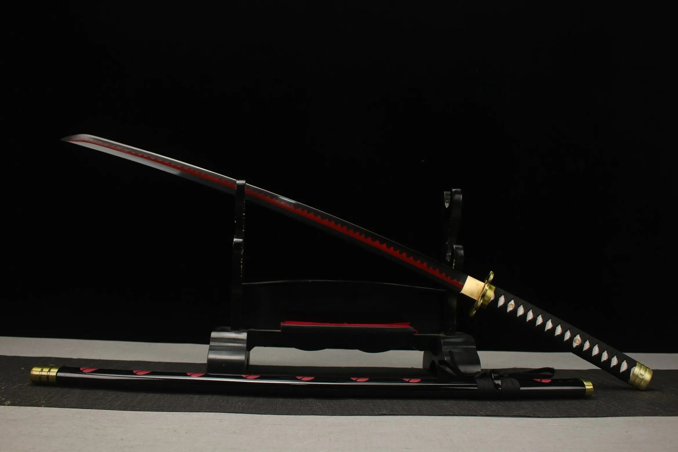 Shusui Katana (One Piece) – Styling-Aufnahme im traditionellen japanischen Stil