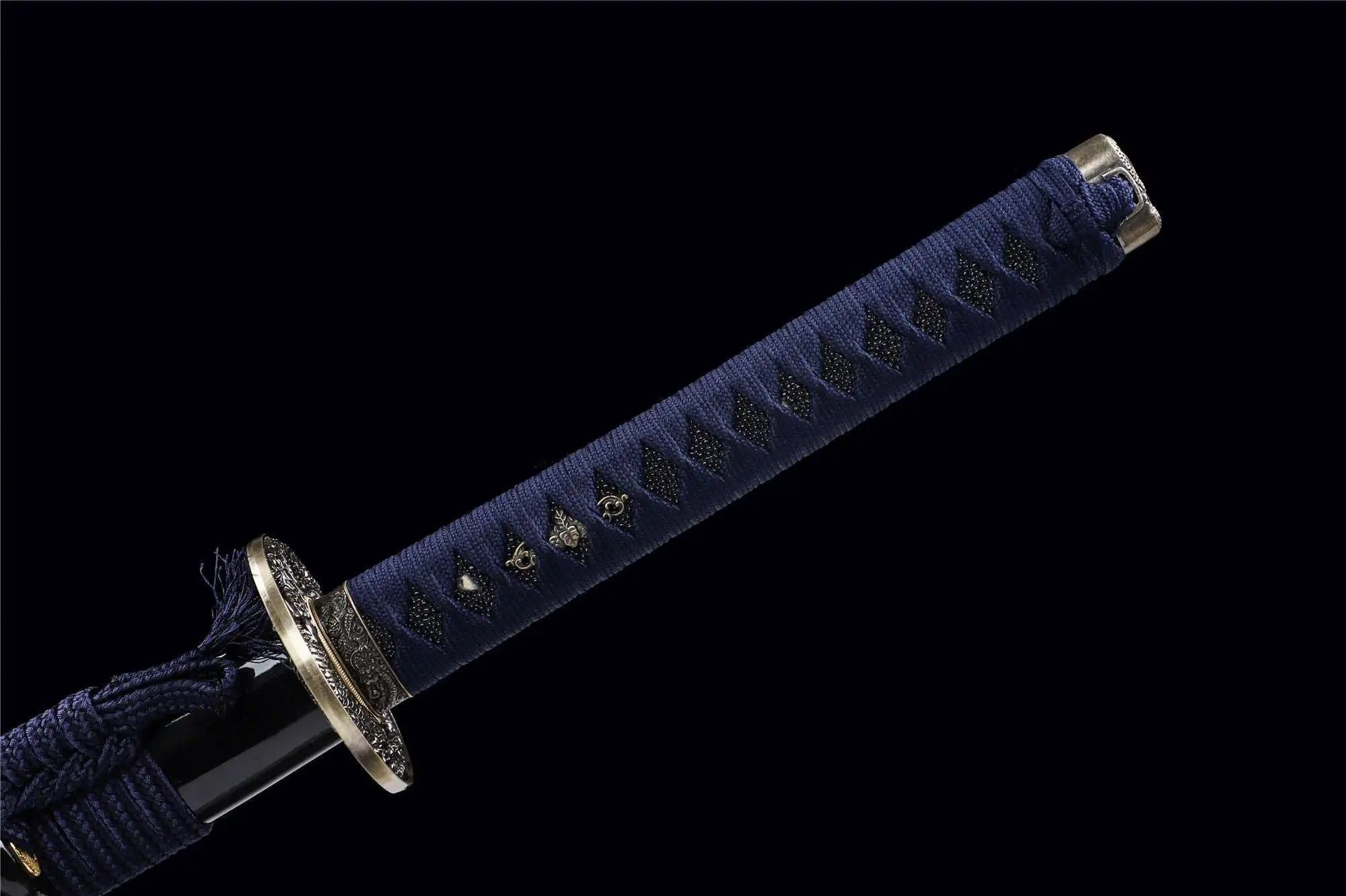 Blauer Drache Katana – Styling-Aufnahme im traditionellen japanischen Stil