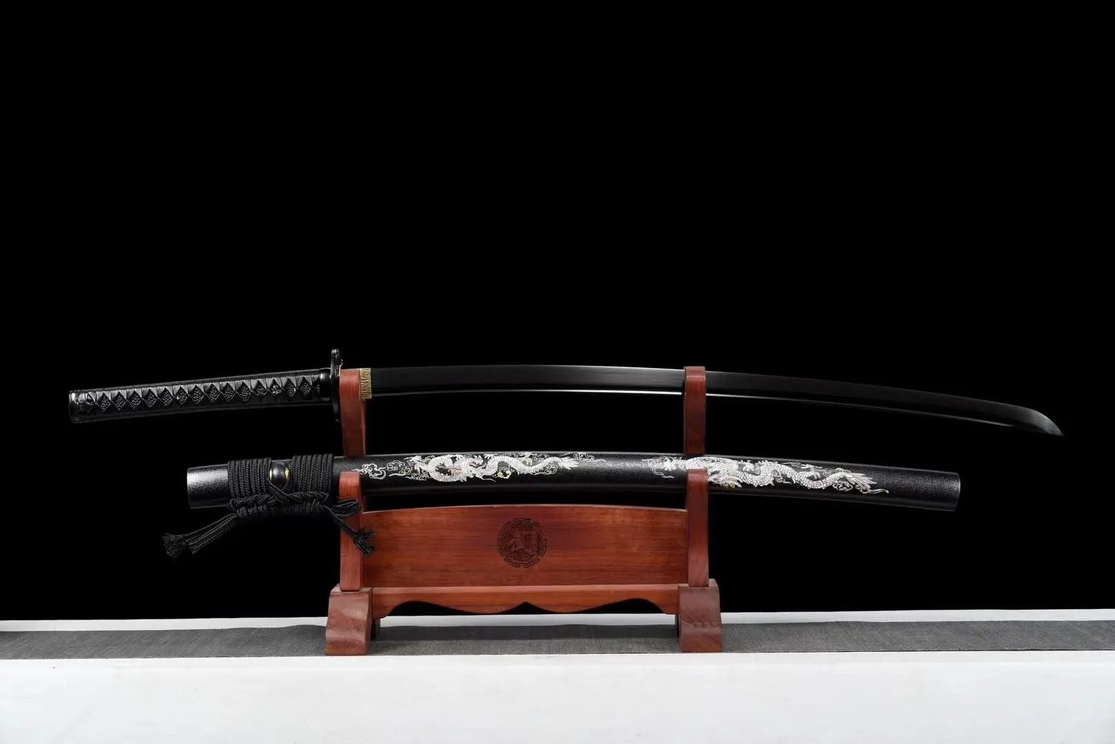 Voll Schwarz Katana – Styling-Aufnahme im traditionellen japanischen Stil