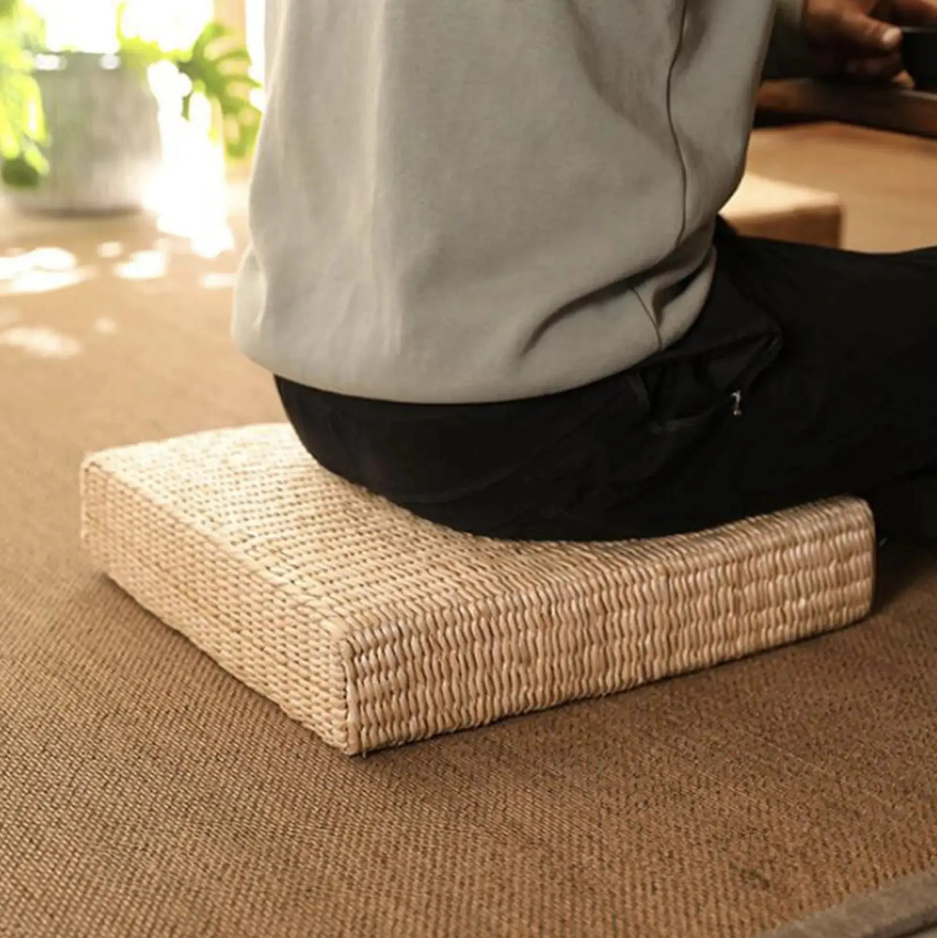 Quadratisches Tatami-Kissen 'Mokiro' – dekorativ: detailreicher Kissen im japanischen Stil