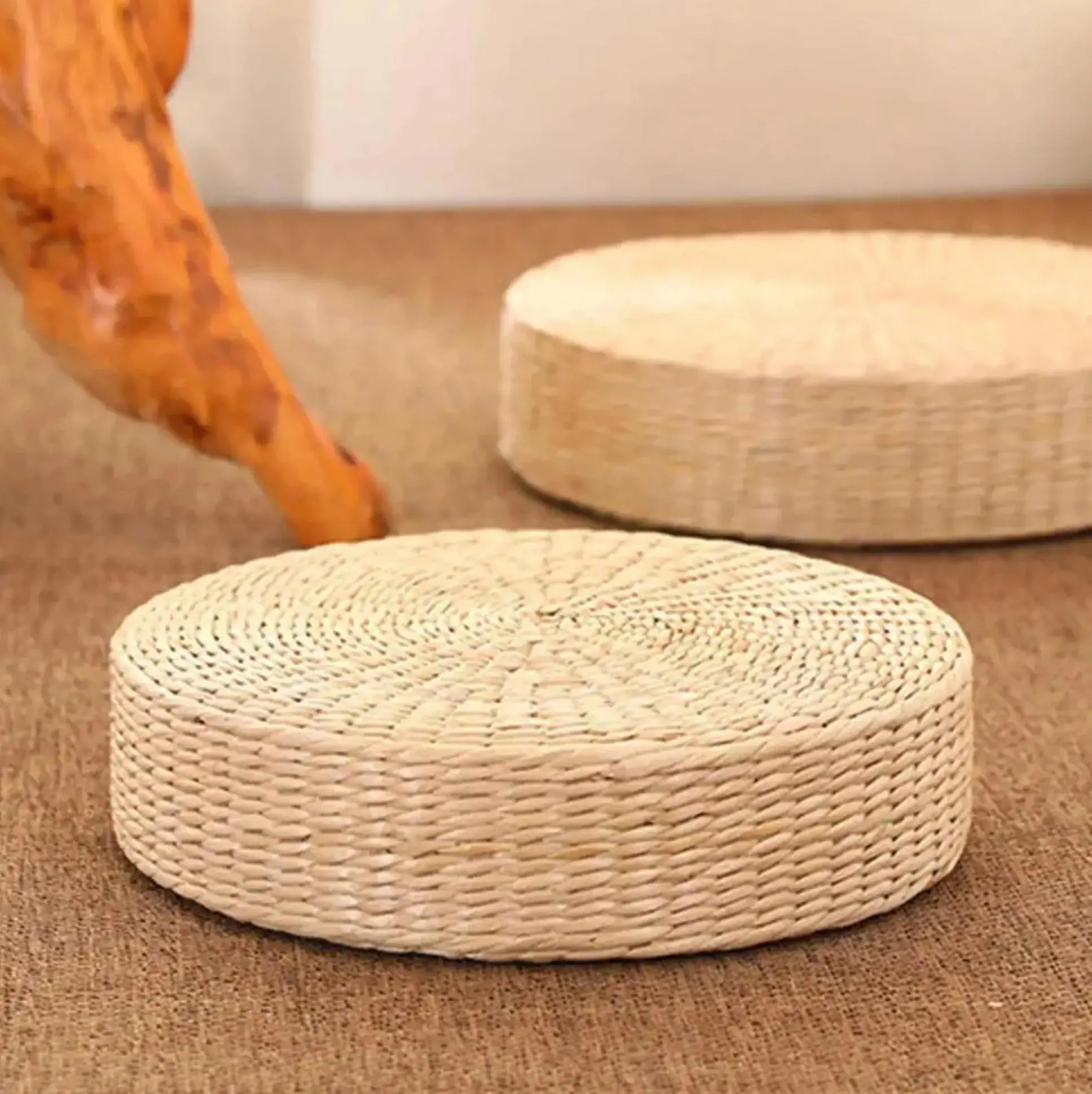Rundes gewebtes japanisches Strohkissen 'Kuna' – Zabuton, Kissen im japanischen Design
