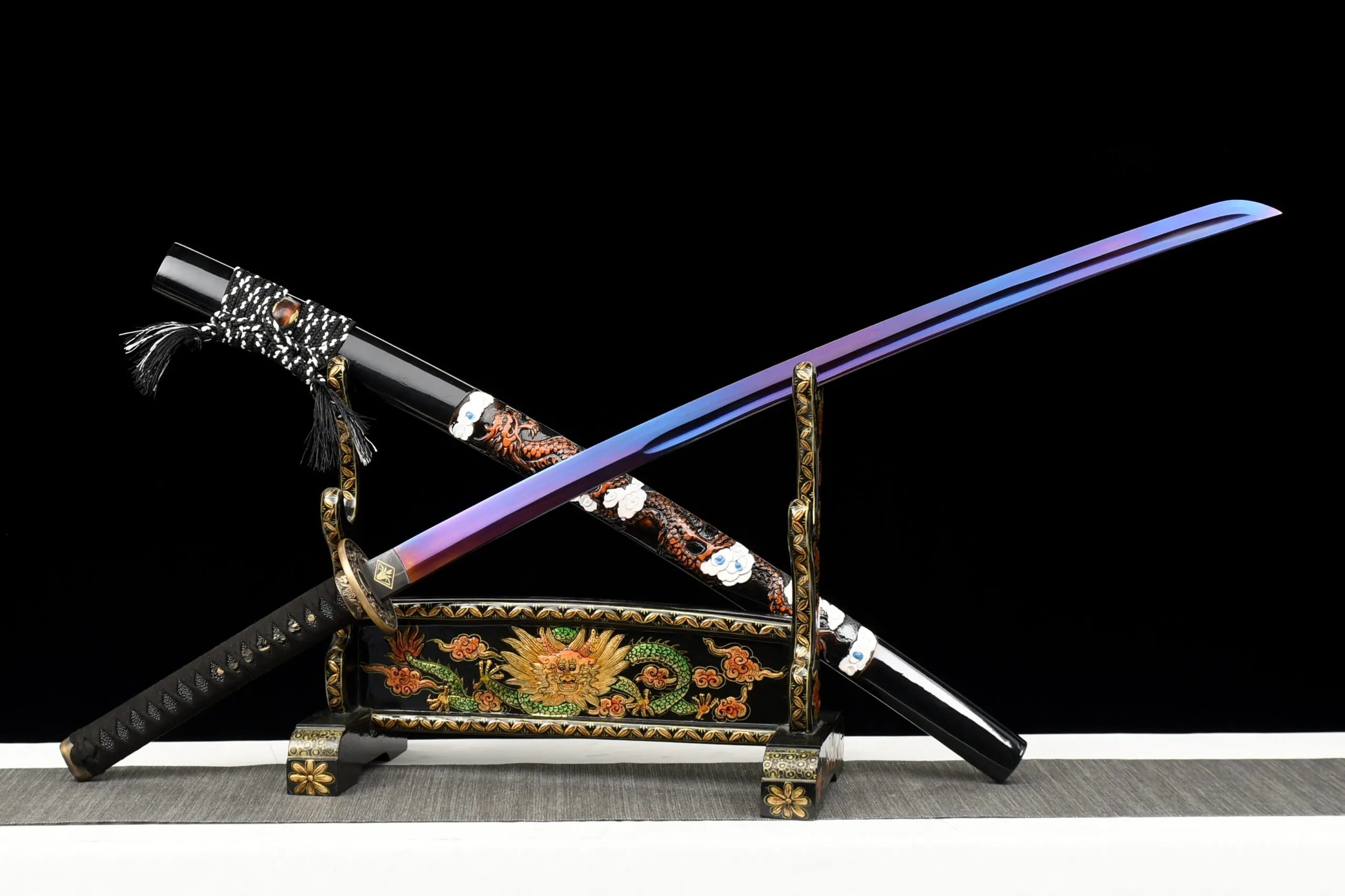 Lila Klinge Katana – Inszenierte Aufnahme im japanischen Stil