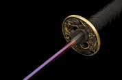 Lila Klinge Katana – Nahaufnahme Katana mit japanischem Motiv