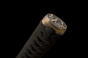 Lila Klinge Katana – Styling-Aufnahme im traditionellen japanischen Stil