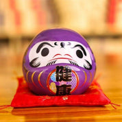 Daruma Spardose Violett 'Gesundheit' Kanji Kenkō – Ansicht 3