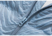 Daunenjacke 'ARN911', dick und tailliert – Styling-Aufnahme im Sukajan-Stil
