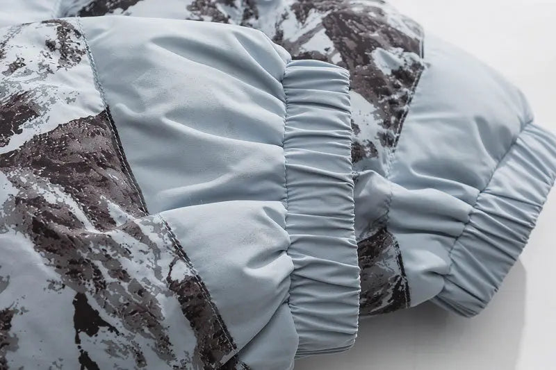 Streetwear Tarnjacke 'MILITARY' – Styling-Aufnahme im Sukajan-Stil