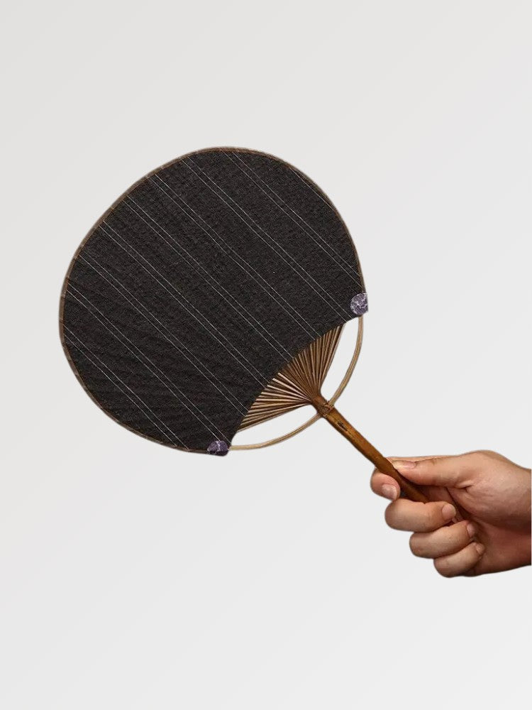 Japanischer Uchiwa-Fächer 'Shoji' – Styling-Aufnahme im traditionellen japanischen Stil