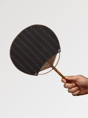Japanischer Uchiwa-Fächer 'Shoji' – Styling-Aufnahme im traditionellen japanischen Stil