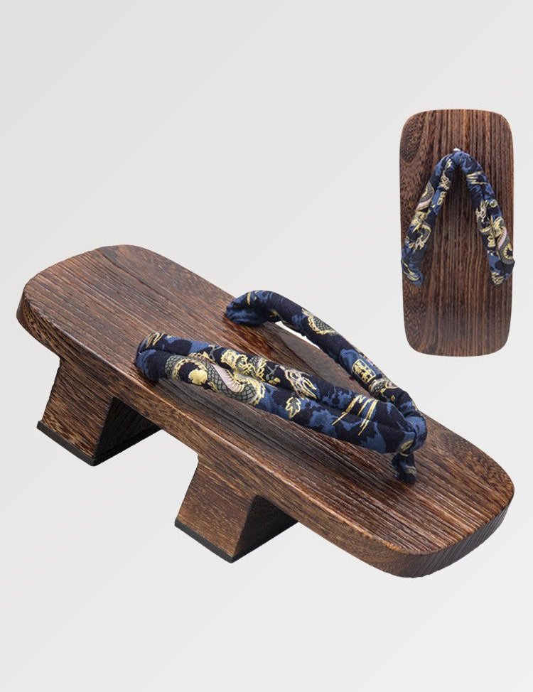 Hübsches Paar japanischer Flip-Flops, genannt Geta, mit Riemen mit Ryu-Jin-Drachenmuster