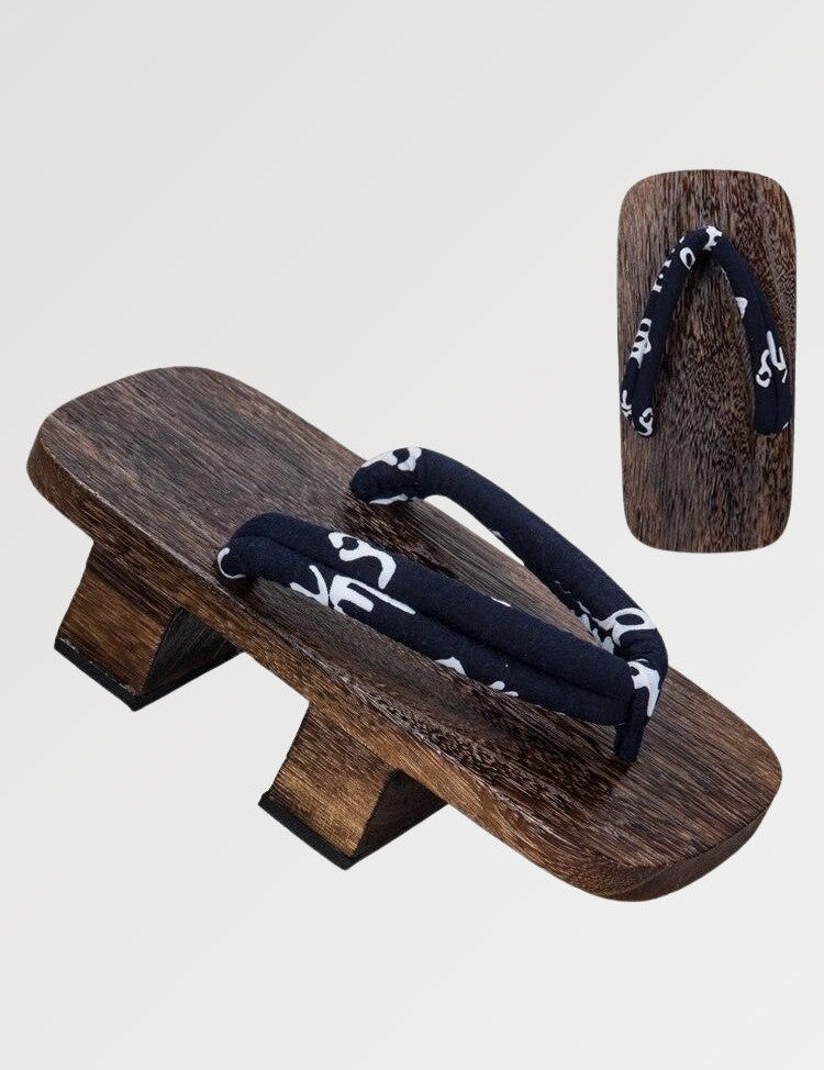 Die traditionelle japanische Holzsandale mit ihrem dezent gemusterten Riemen