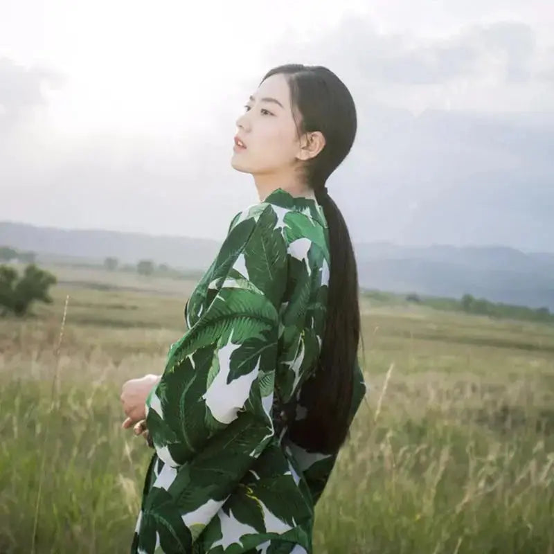 Japan Kimono Frau 'Amaterasu' – Nahaufnahme Kimono mit japanischem Motiv