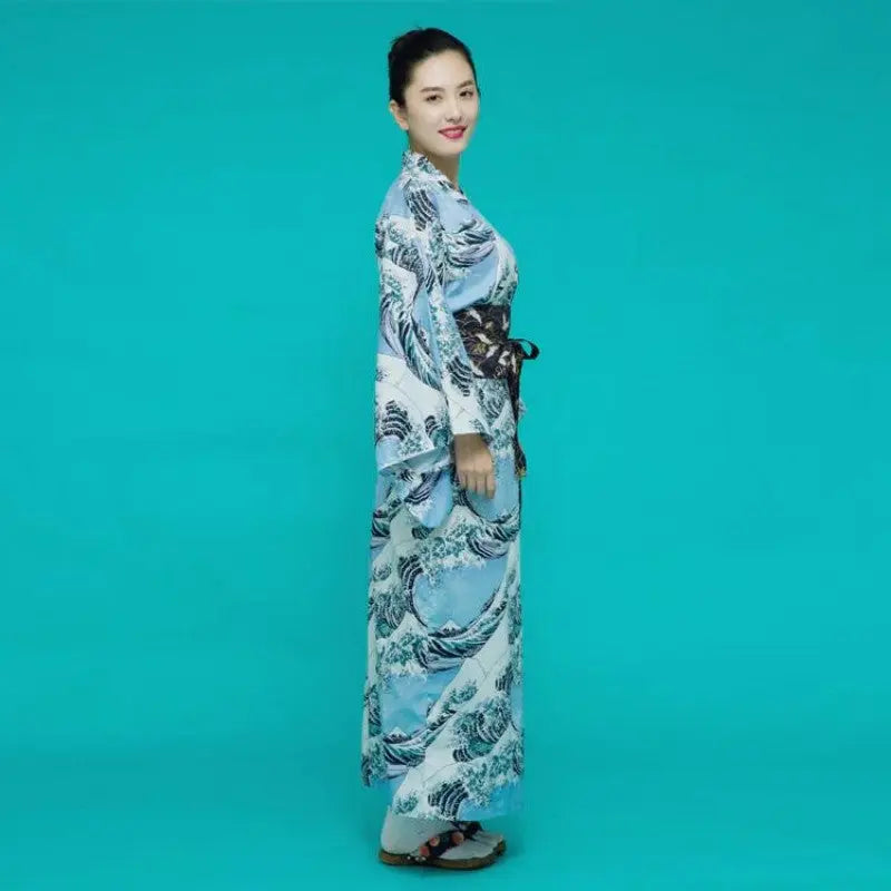 Japanischer Kimono für Frauen 'Kanagawa Wave' – japanisches Gewand, Kimono im japanischen Design