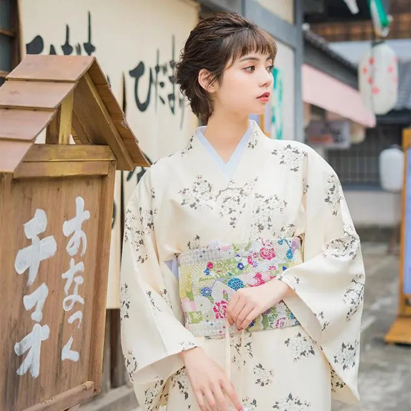 Weißer japanischer Kimono für Frauen 'Akiko' – Kimono im traditionellen japanischen Stil für Herren und Damen