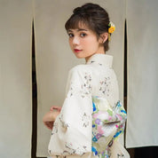 Weißer japanischer Kimono für Frauen 'Akiko' – mit Obi: detailreicher Kimono im japanischen Stil