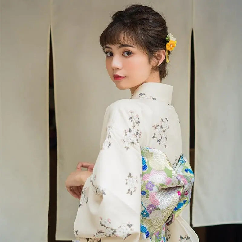 Weißer japanischer Kimono für Frauen 'Akiko' – mit Obi: detailreicher Kimono im japanischen Stil