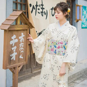 Weißer japanischer Kimono für Frauen 'Akiko' – Nahaufnahme Kimono mit japanischem Motiv