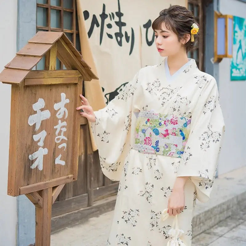Weißer japanischer Kimono für Frauen 'Akiko' – Nahaufnahme Kimono mit japanischem Motiv