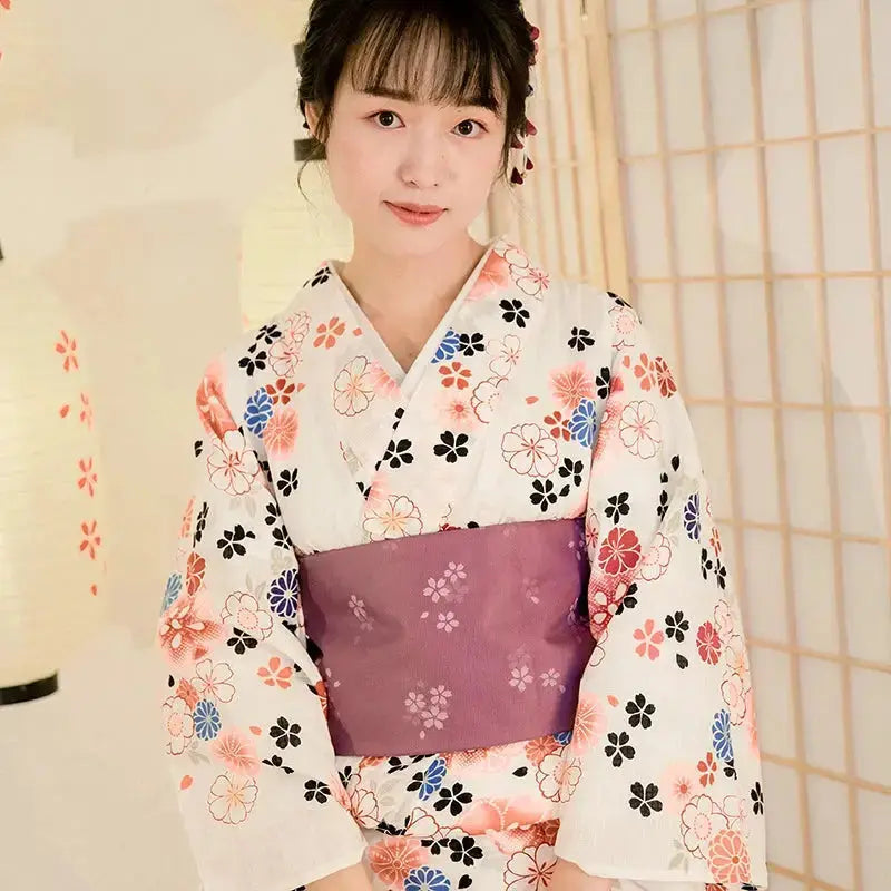 Geblümter japanischer Kimono für Frauen 'Reiko' – Kimono im traditionellen japanischen Stil für Herren und Damen