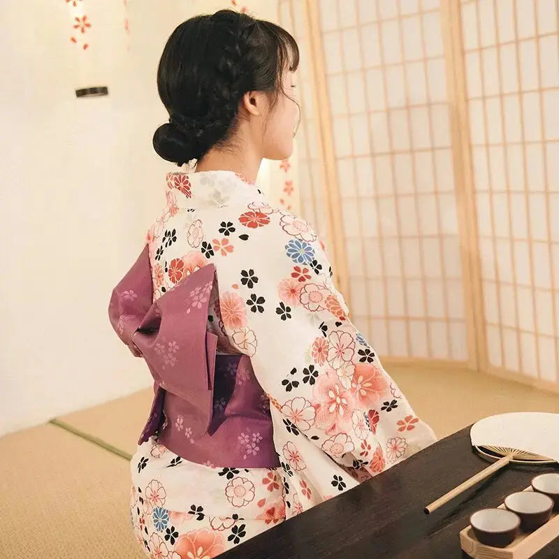 Geblümter japanischer Kimono für Frauen 'Reiko' – japanisches Gewand, Kimono im japanischen Design