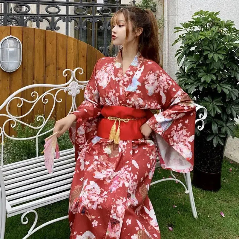 Roter japanischer Kimono für Frauen 'Madoka – Kimono im traditionellen japanischen Stil für Herren und Damen