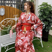 Roter japanischer Kimono für Frauen 'Madoka – Kimono im traditionellen japanischen Stil für Herren und Damen