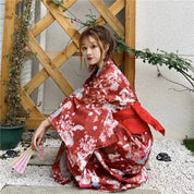 Roter japanischer Kimono für Frauen 'Madoka – mit Obi: detailreicher Kimono im japanischen Stil