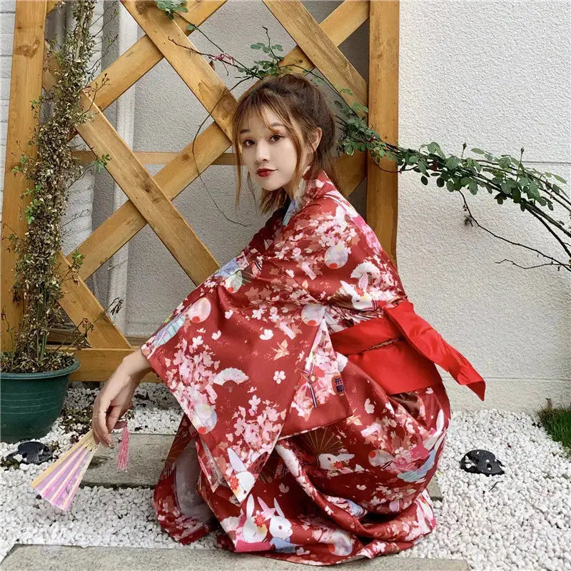 Roter japanischer Kimono für Frauen 'Madoka – mit Obi: detailreicher Kimono im japanischen Stil