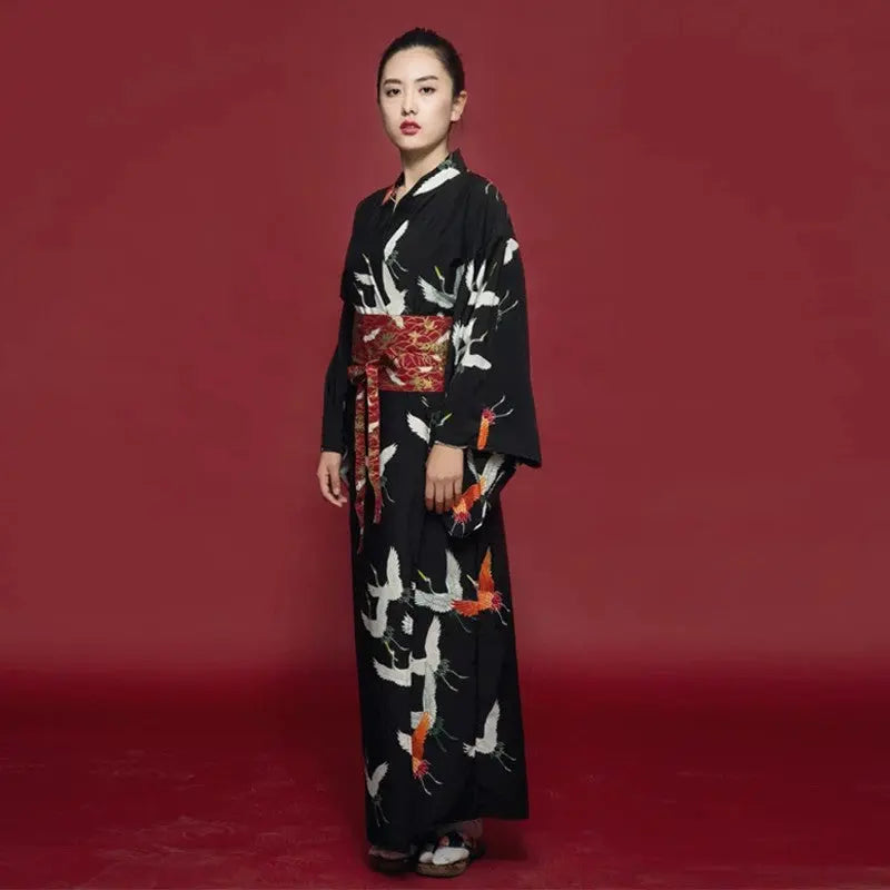 Schwarzer japanischer Damen-Kimono 'Hanaé' – mit Obi: detailreicher Kimono im japanischen Stil