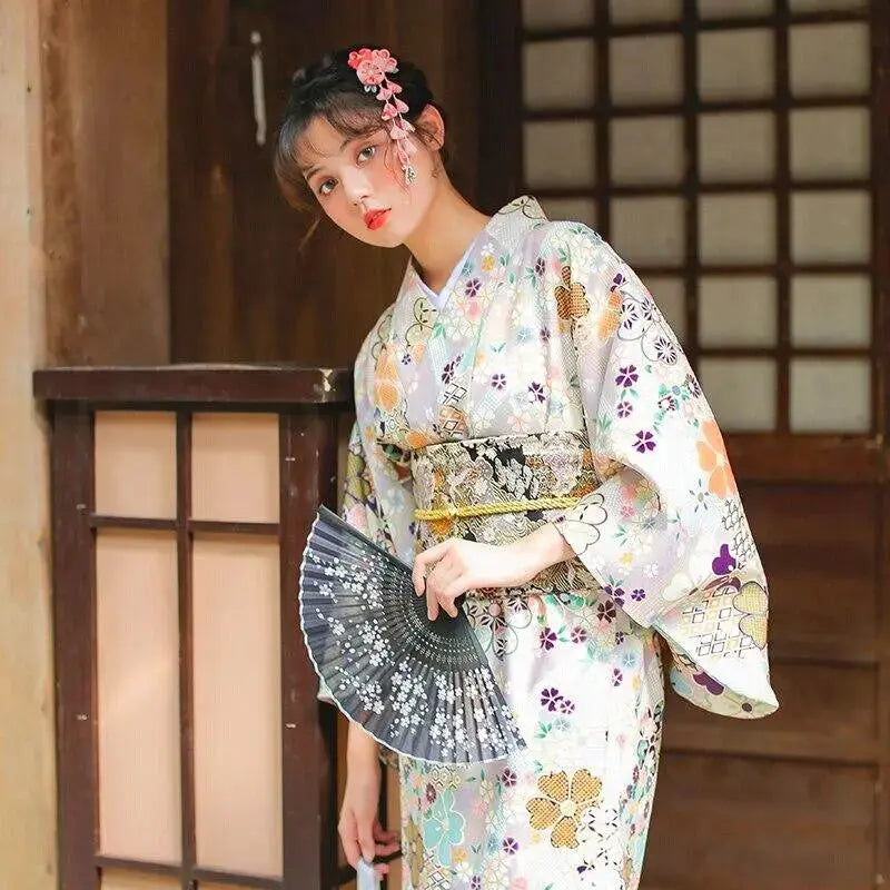 Japanischer Seiden-Kimono für Frauen 'Haruka' – japanisches Gewand, Kimono im japanischen Design