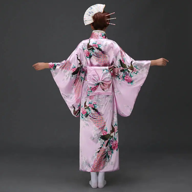 Traditioneller japanischer Frauen-Kimono 'Nori' – Nahaufnahme Kimono mit japanischem Motiv