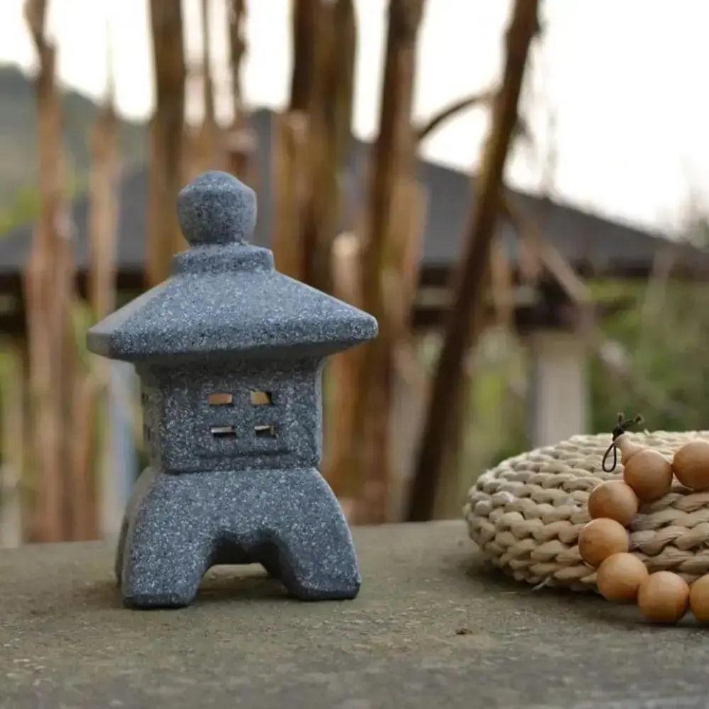 Dekorative japanische Gartenlaterne – Öllampe, Gartenfackel im japanischen Design