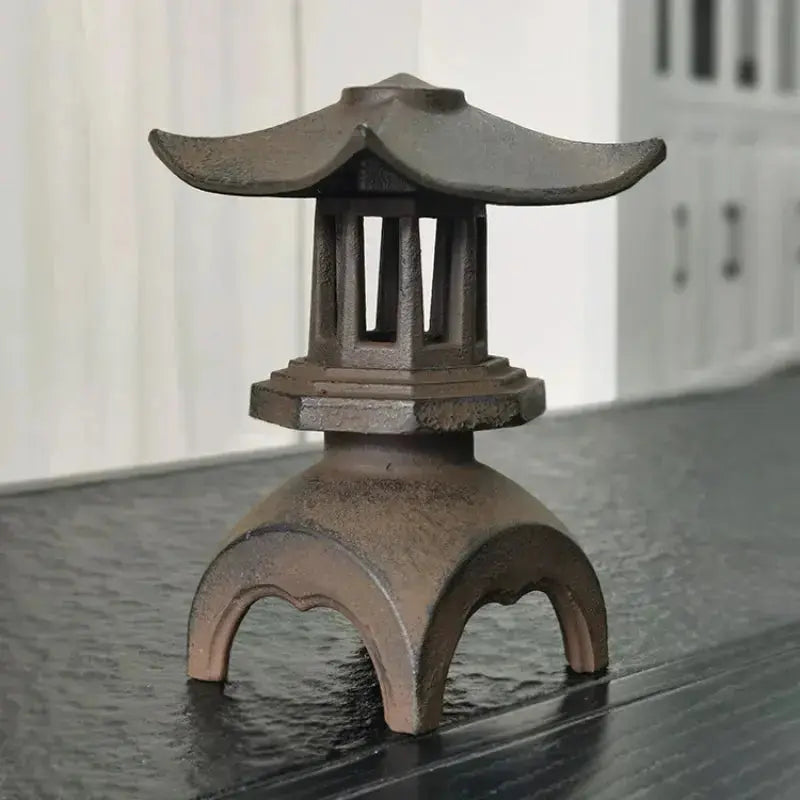 Japanische Gusseisenlaterne – Gartenfackel im japanischen Stil für Unisex