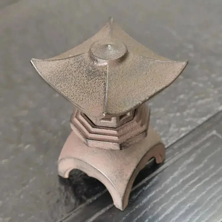 Japanische Gusseisenlaterne – Öllampe, Gartenfackel im japanischen Design