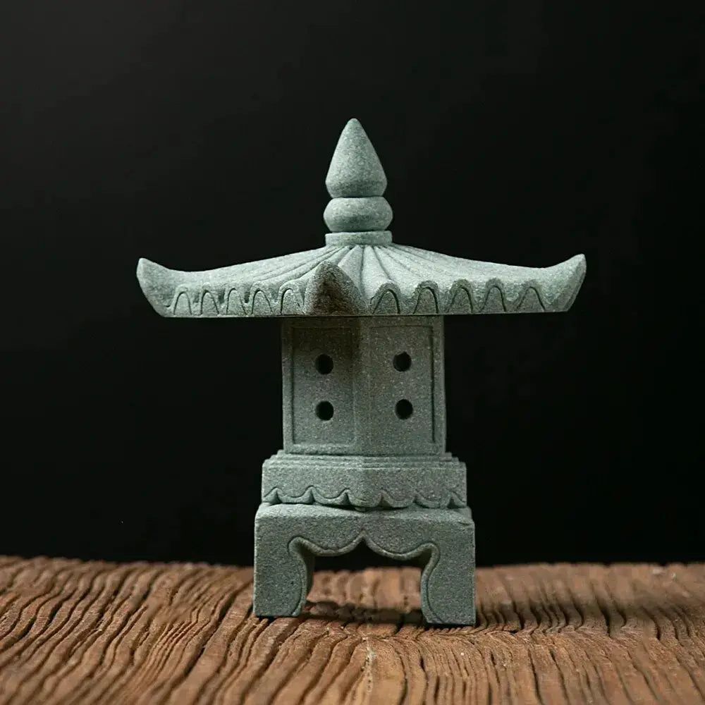 Japanische Steinlaterne – Gartenskulptur im japanischen Stil für Unisex