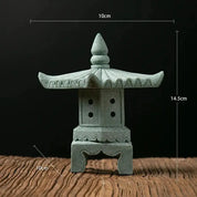 Japanische Steinlaterne – Dekoration, Gartenskulptur im japanischen Design