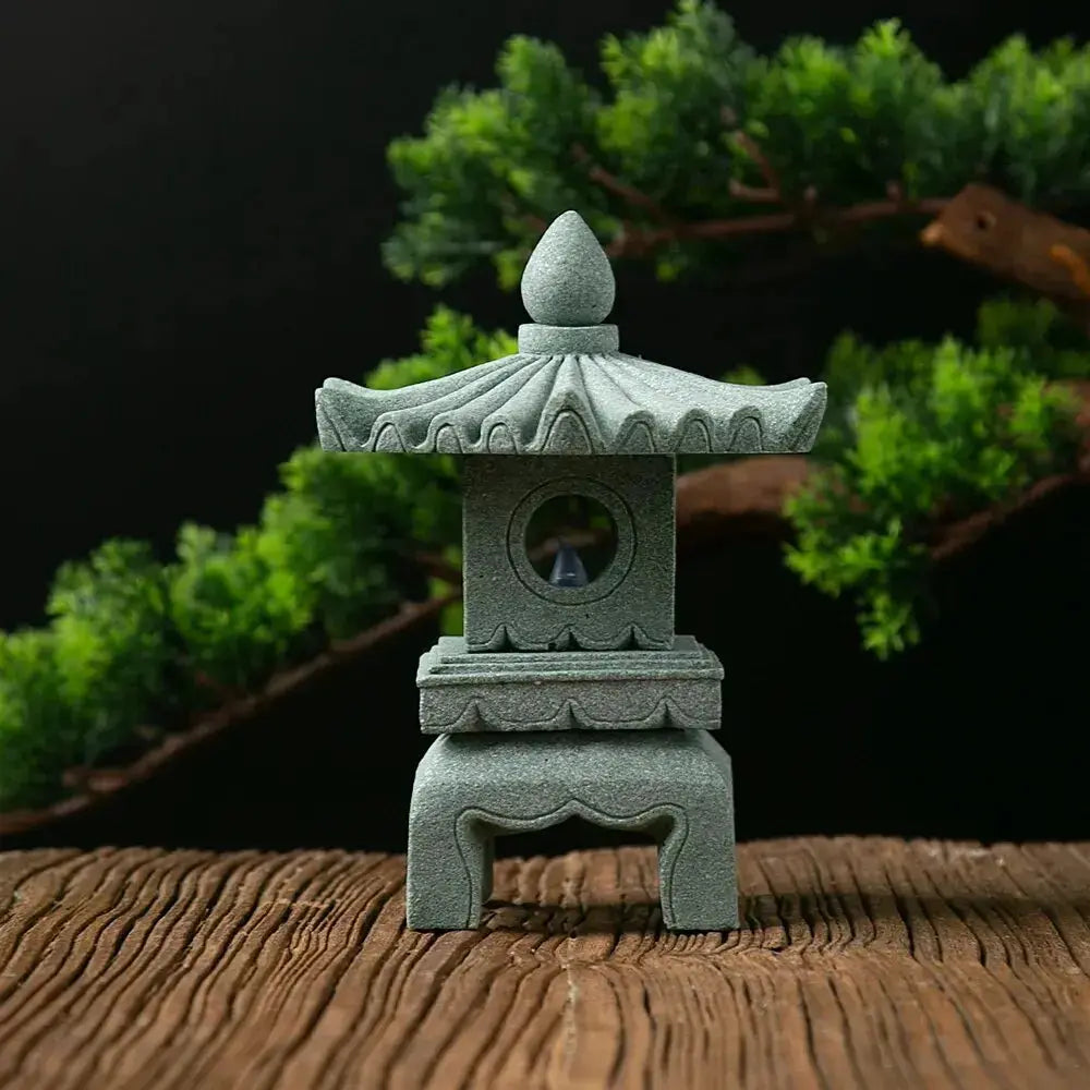 Japanische Steinlaterne – Gartenskulptur im japanischen Stil für Unisex