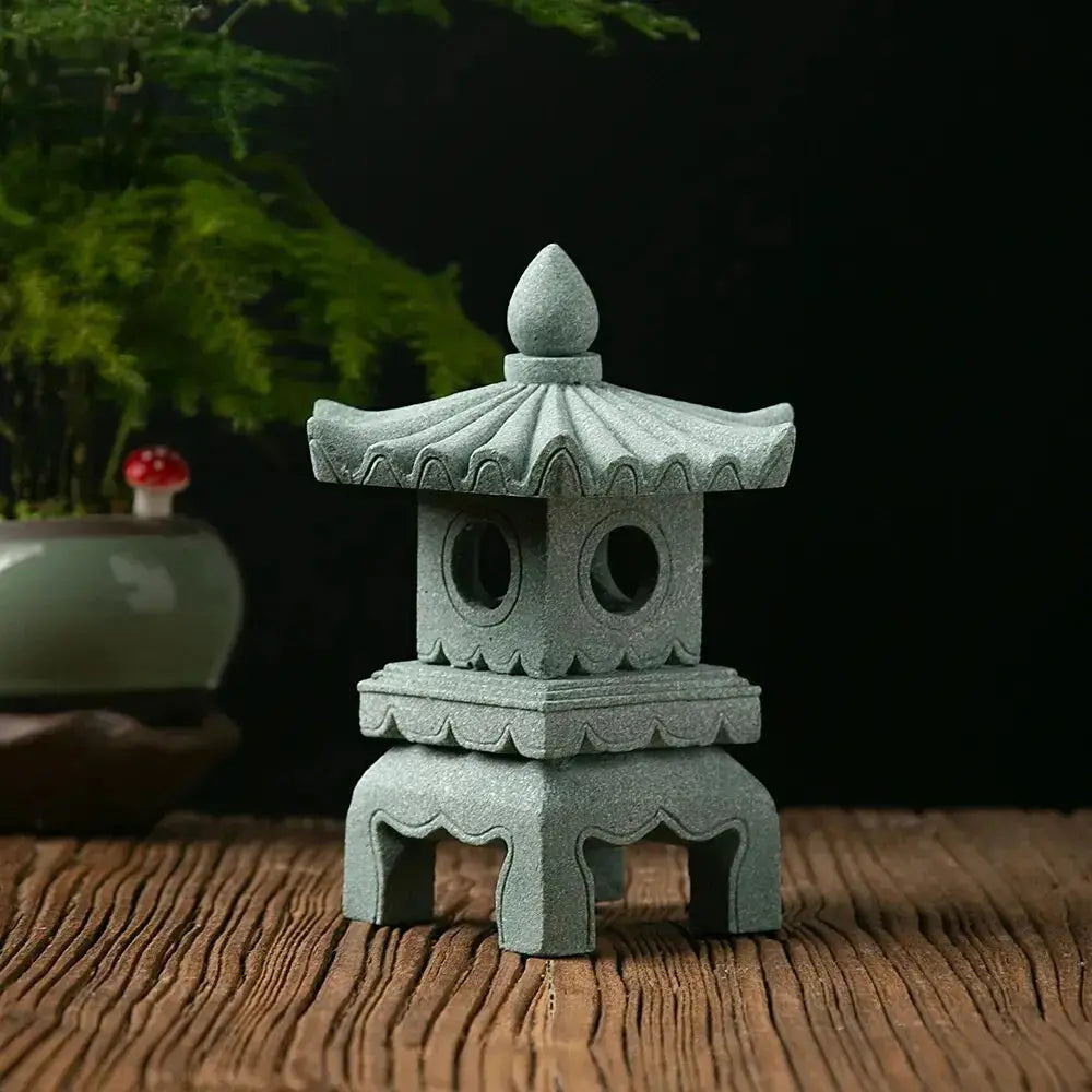 Japanische Steinlaterne – Dekoration, Gartenskulptur im japanischen Design