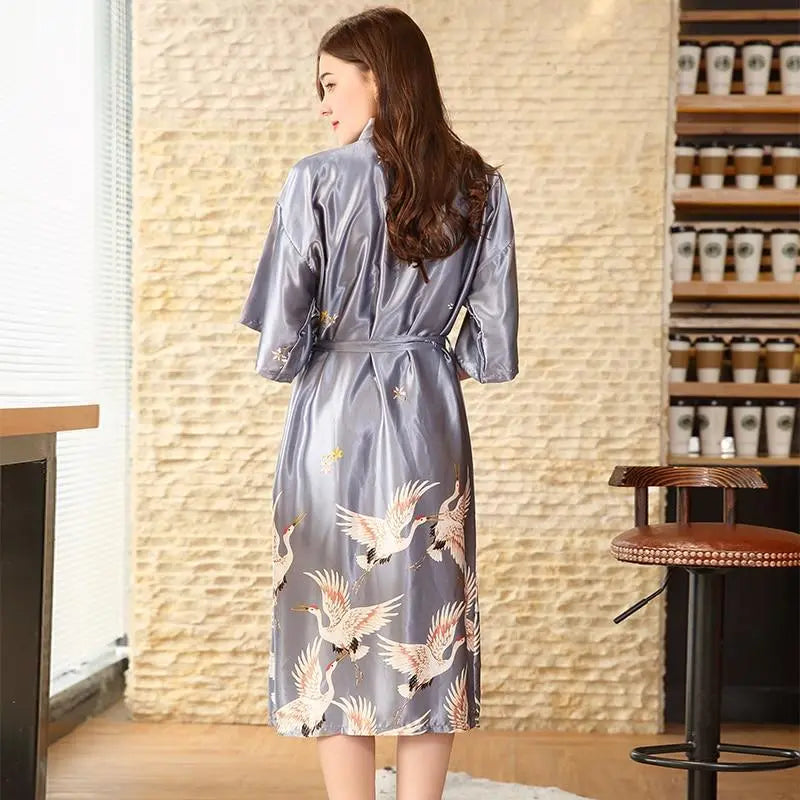Langer japanischer Kimono-Pyjama Grau – mit Bindegürtel, Morgenmantel im japanischen Design