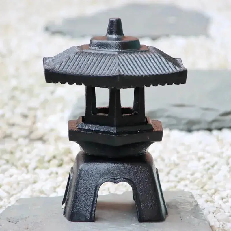 Kleine japanische Gusseisenlaterne – Gartenfackel im japanischen Stil für Unisex