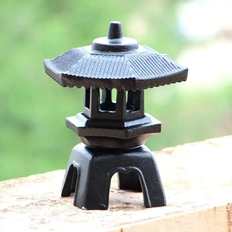 Kleine japanische Gusseisenlaterne – Öllampe, Gartenfackel im japanischen Design