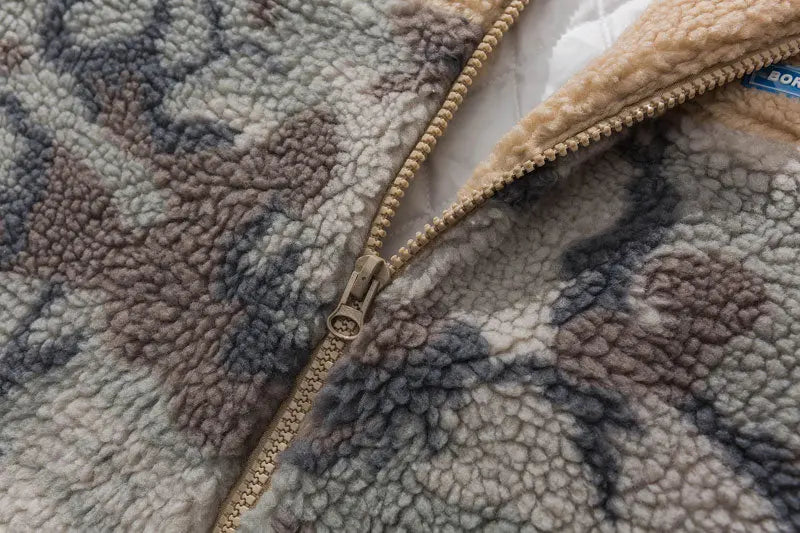 Tarnfleece aus Wolle 'MILITARY' – Nahaufnahme Sweatshirt mit japanischem Motiv