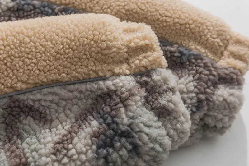 Tarnfleece aus Wolle 'MILITARY' – Styling-Aufnahme im Streetwear-Stil