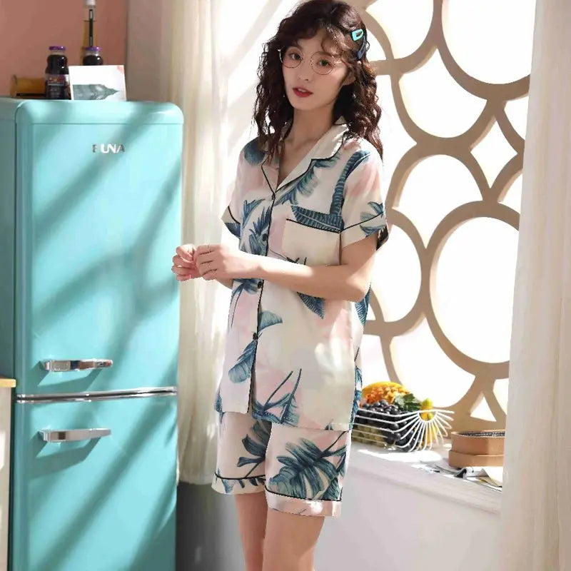 Japanischer Sommerpyjama aus Seidensatin – bequem, Pyjama im japanischen Design