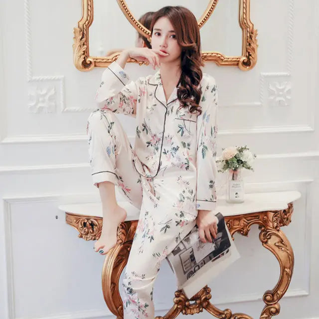 Japanischer Schlafanzug aus Seide in Beige – bequem, Pyjama im japanischen Design
